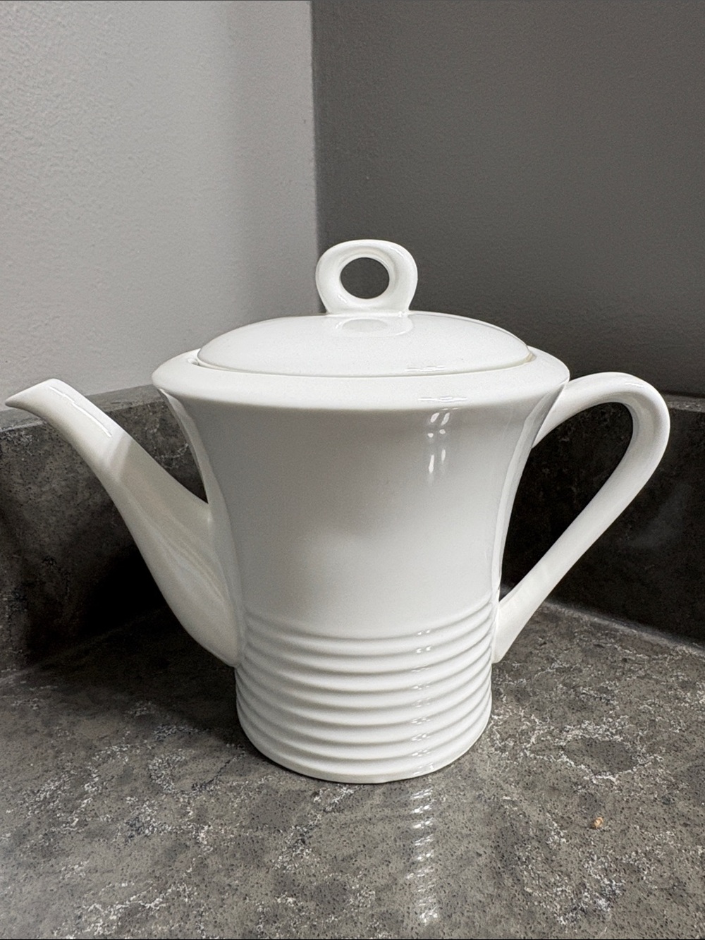 White Ceramic Teapot with Lid - Classic Ribbed Design 800 ml